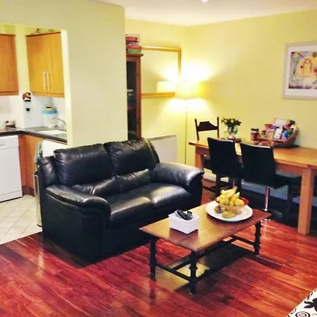 The Cork Street Apt - City At Your Fingertips!